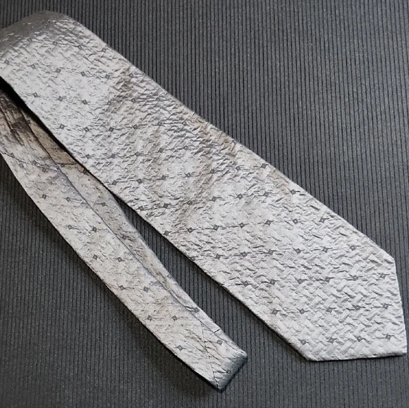 Giorgio Armani Gray Silk Tie Sophisticated Accessory